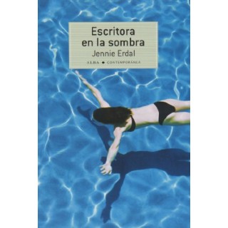 ESCRITORA EN LA SOMBRA